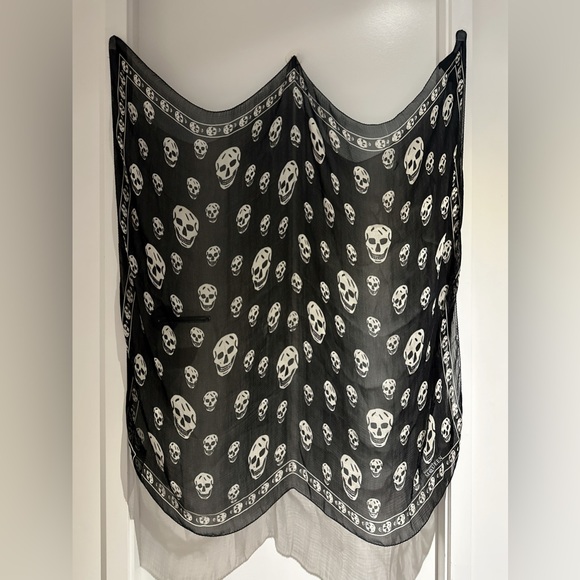 Alexander McQueen Accessories - ⏰Last Chance Offer⏰ Alexander McQueen Monochrome Skull Scarf